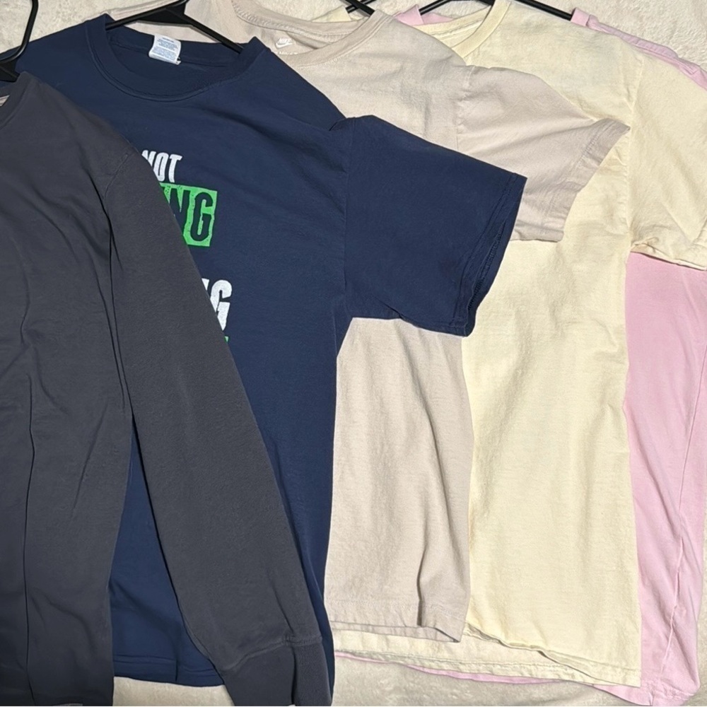 Bundle of 5 Men’s medium size short and long sleeve tshirts…varies brands..